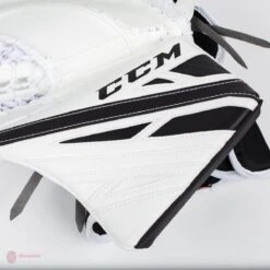 CCM Extreme Flex E4.9 Senior Goalie Catcher - Source Exclusive -The Hockey Shop ccm catchers ccm extreme flex e4 9 senior goalie catcher source exclusive 5323923685442