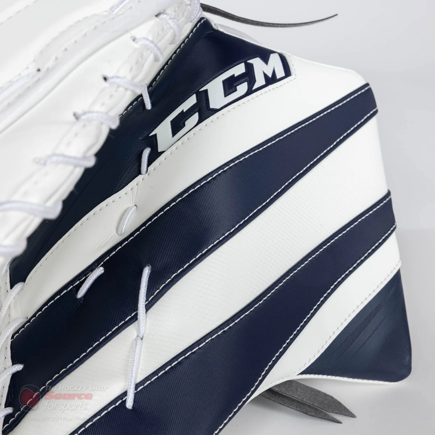 CCM Extreme Flex E5.9 Intermediate Goalie Catcher 7 CCM Extreme Flex E5.9 Intermediate Goalie Catcher - Image 5