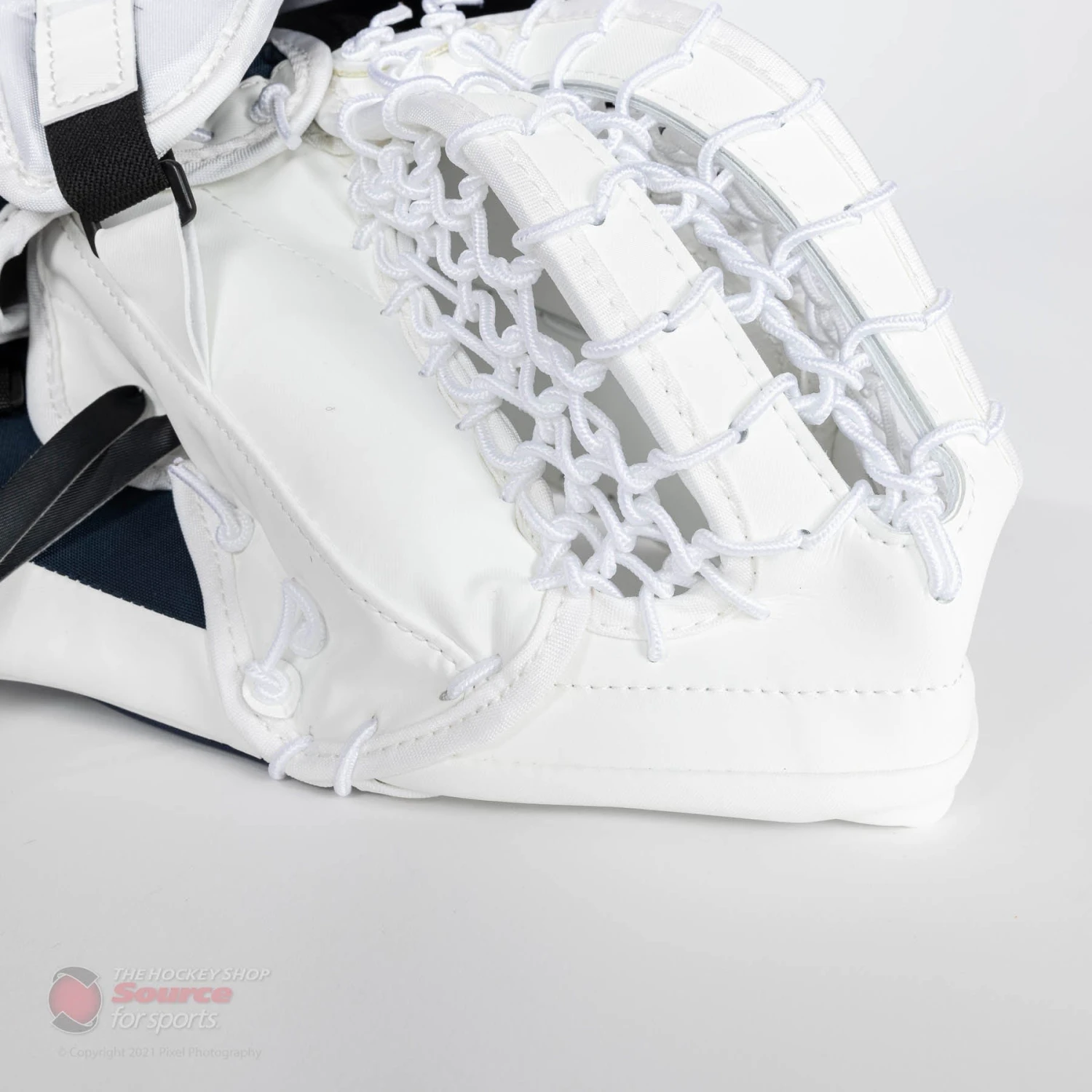 CCM Extreme Flex E5.9 Intermediate Goalie Catcher 11 CCM Extreme Flex E5.9 Intermediate Goalie Catcher - Image 9