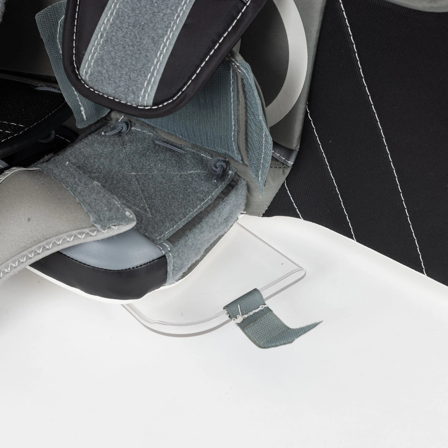 Warrior Ritual G6 E+ Junior Goalie Leg Pads 12 Warrior Ritual G6 E+ Junior Goalie Leg Pads - Image 10